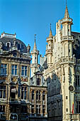 Bruxelles, Belgio - I palazzi della Grand Place, dettaglio del l'Hotel de Ville con a fianco la Casa del Cigno. 